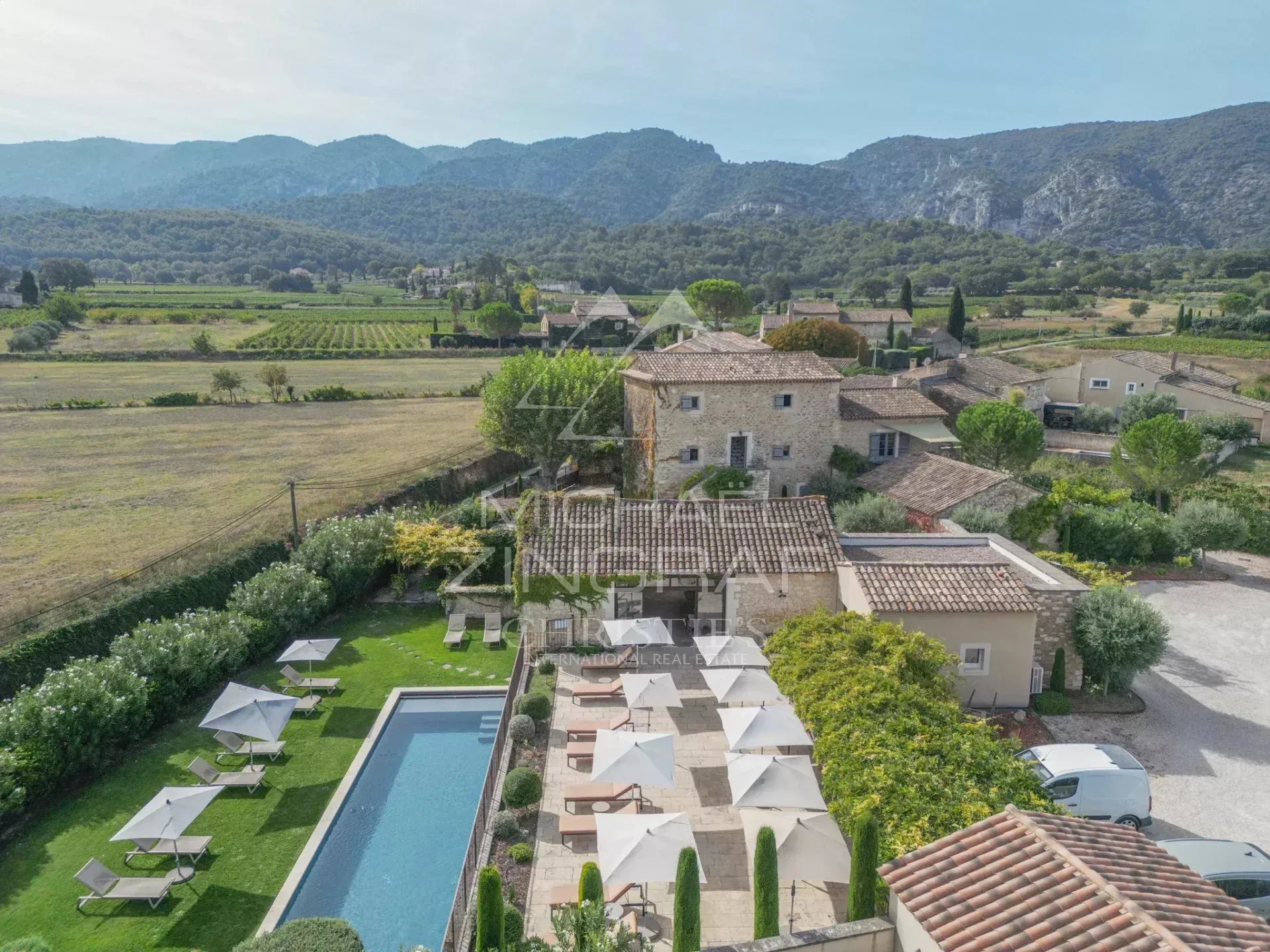 Oppède – Mas provençal de caractère avec gîtes, chambres d'hôtes et vues sur le Luberon