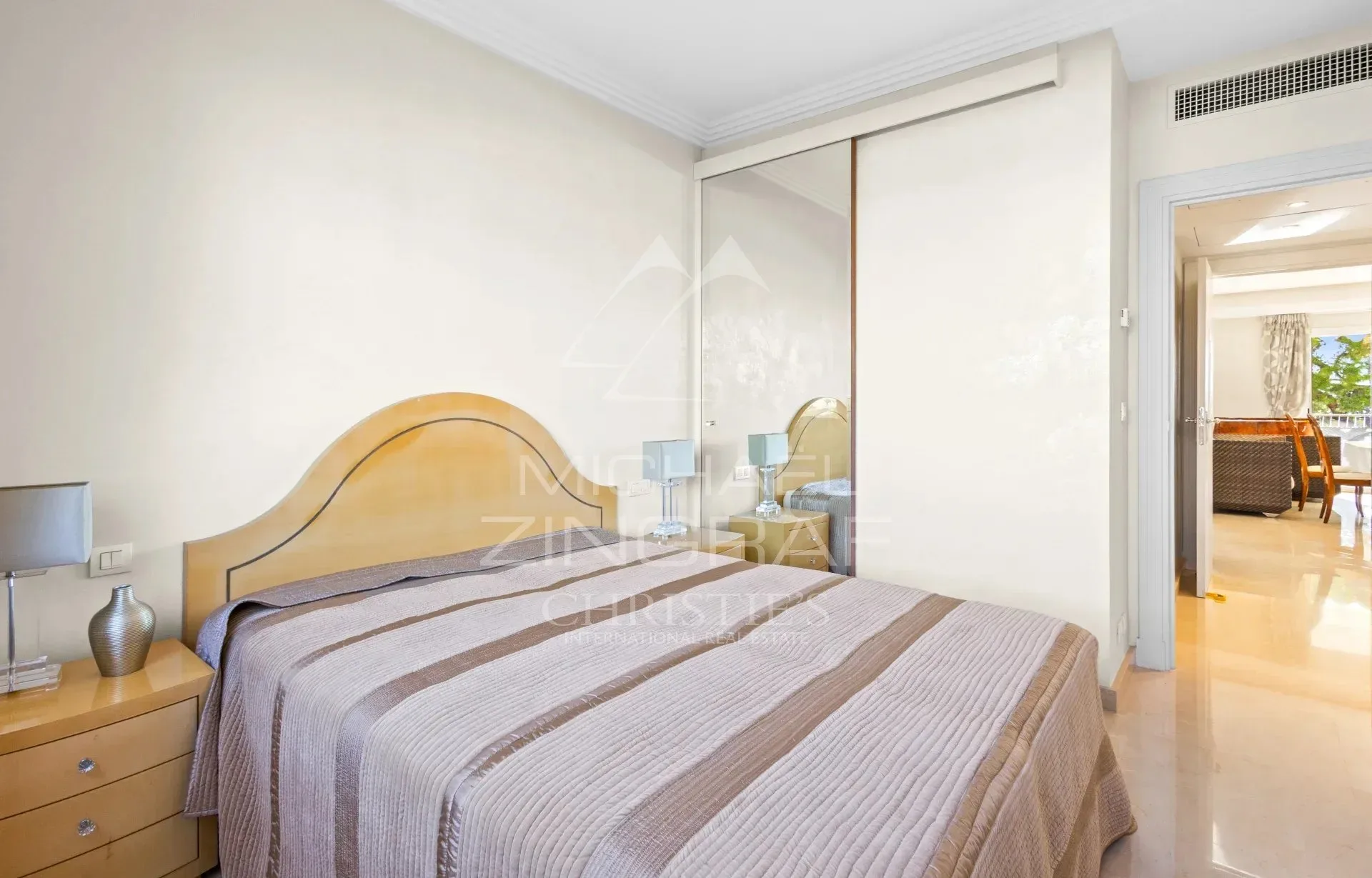 Cannes - Croisette - Prestigieux 4 pièces de 117m2 avec terrasses face à la mer - 16