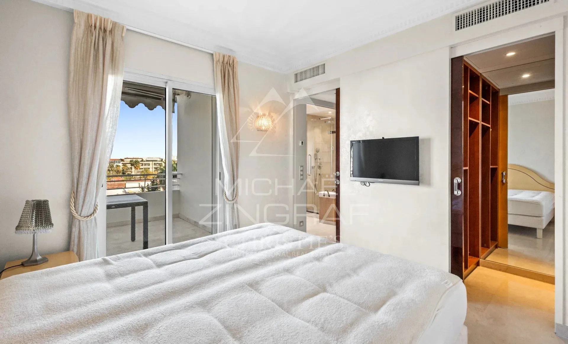 Cannes - Croisette - Prestigieux 4 pièces de 117m2 avec terrasses face à la mer - 12