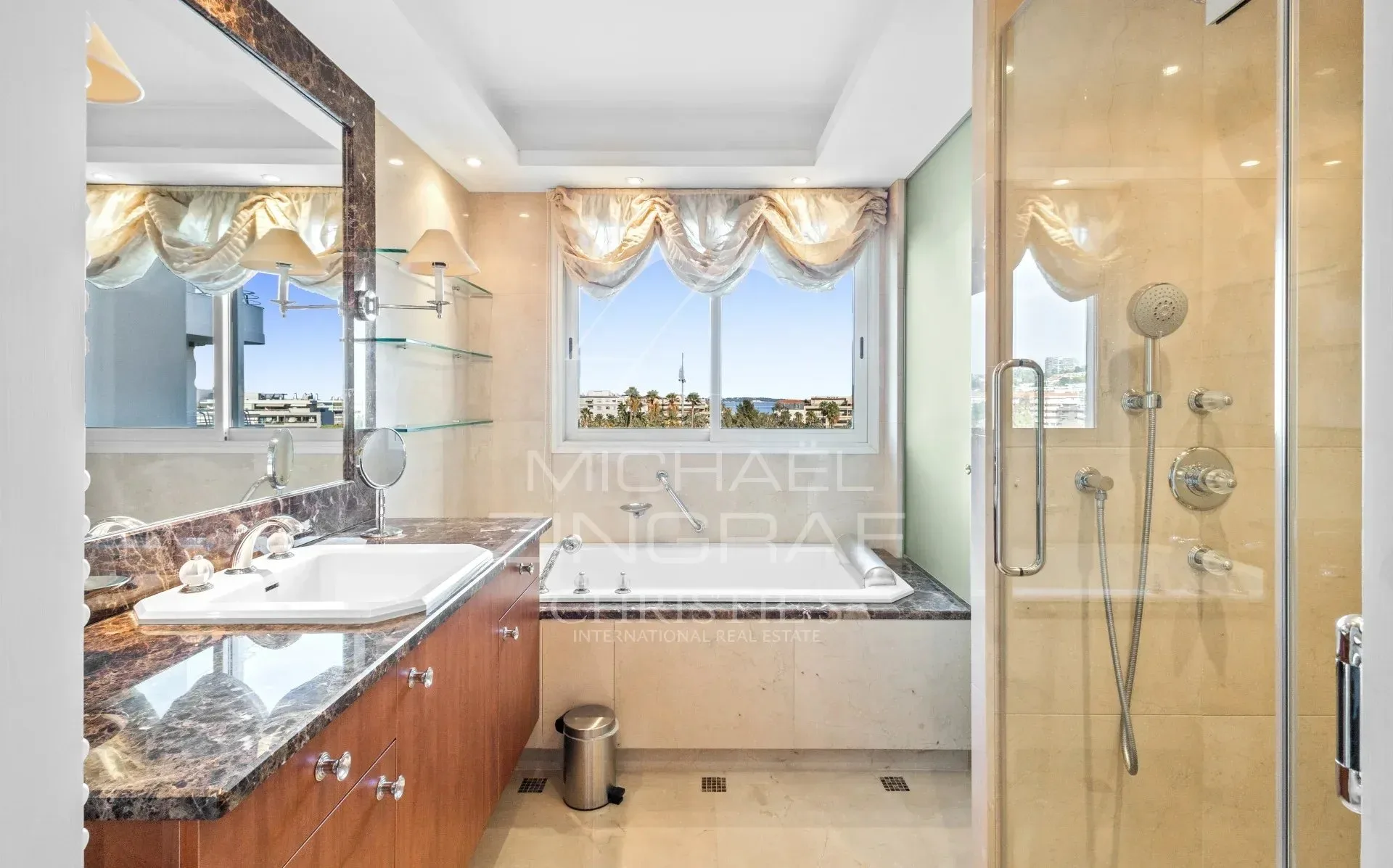 Cannes - Croisette - Prestigieux 4 pièces de 117m2 avec terrasses face à la mer - 14