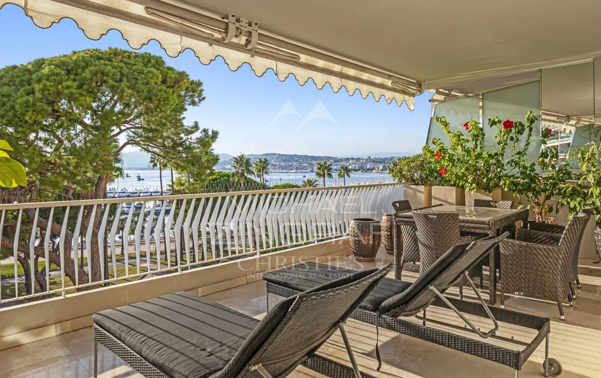 Cannes - Croisette - Prestigieux 4 pièces de 117m2 avec terrasses face à la mer