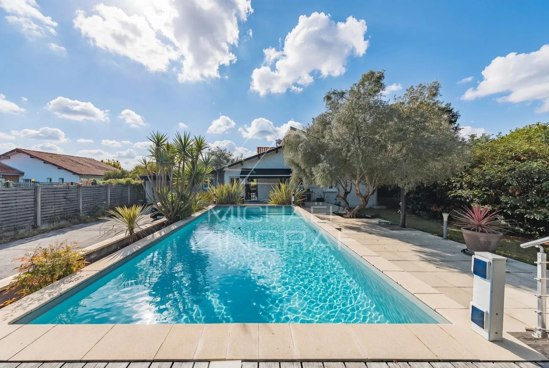 VILLA FAMILIALE AVEC DEPENDANCE AU CALME PROCHE MARCHE - 15