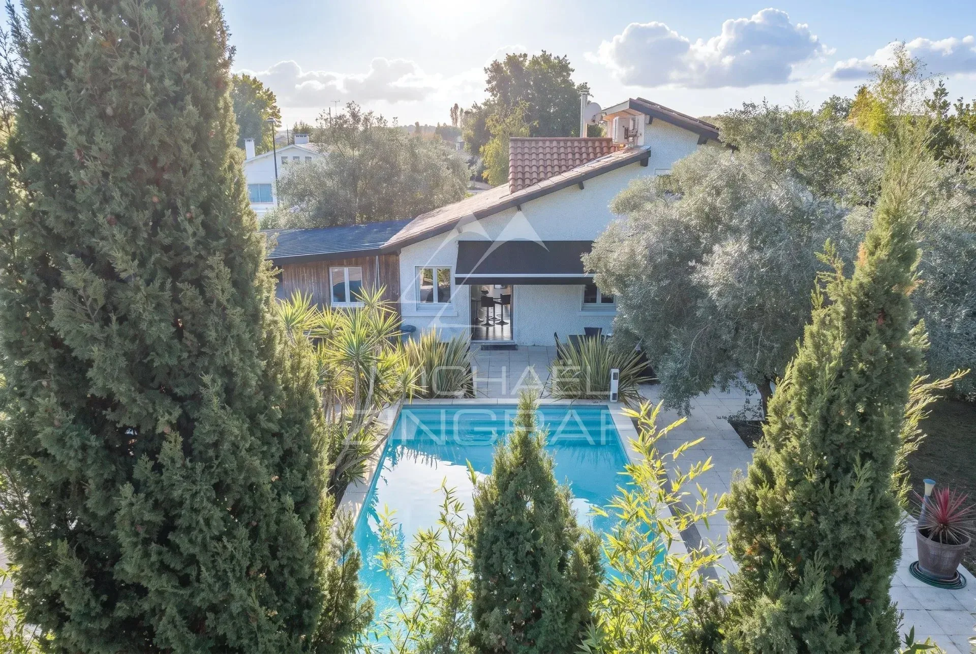 VILLA FAMILIALE AVEC DEPENDANCE AU CALME PROCHE MARCHE - 16