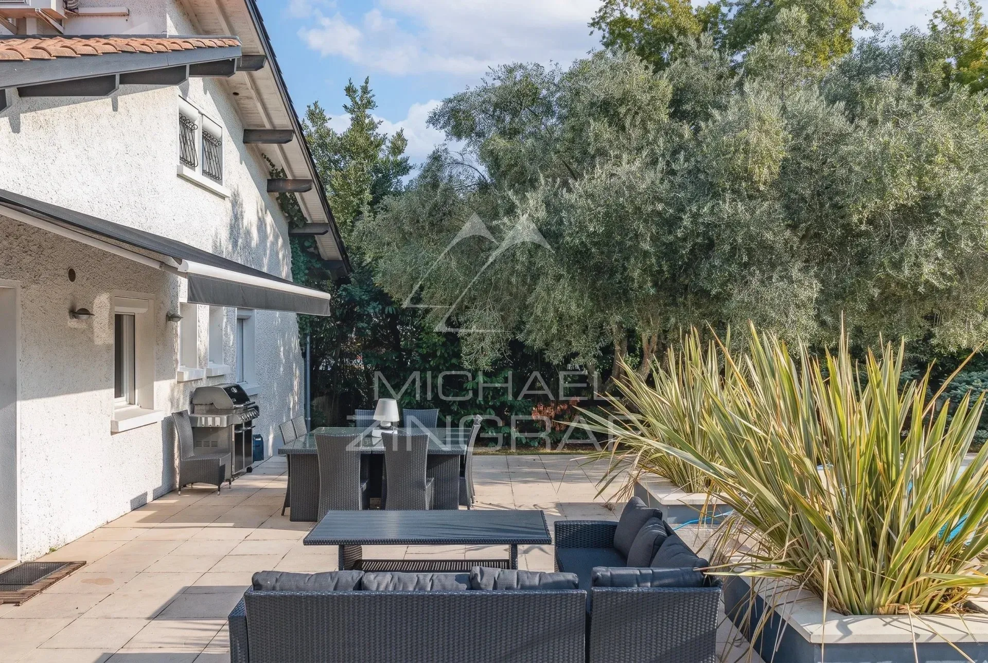 VILLA FAMILIALE AVEC DEPENDANCE AU CALME PROCHE MARCHE - 17