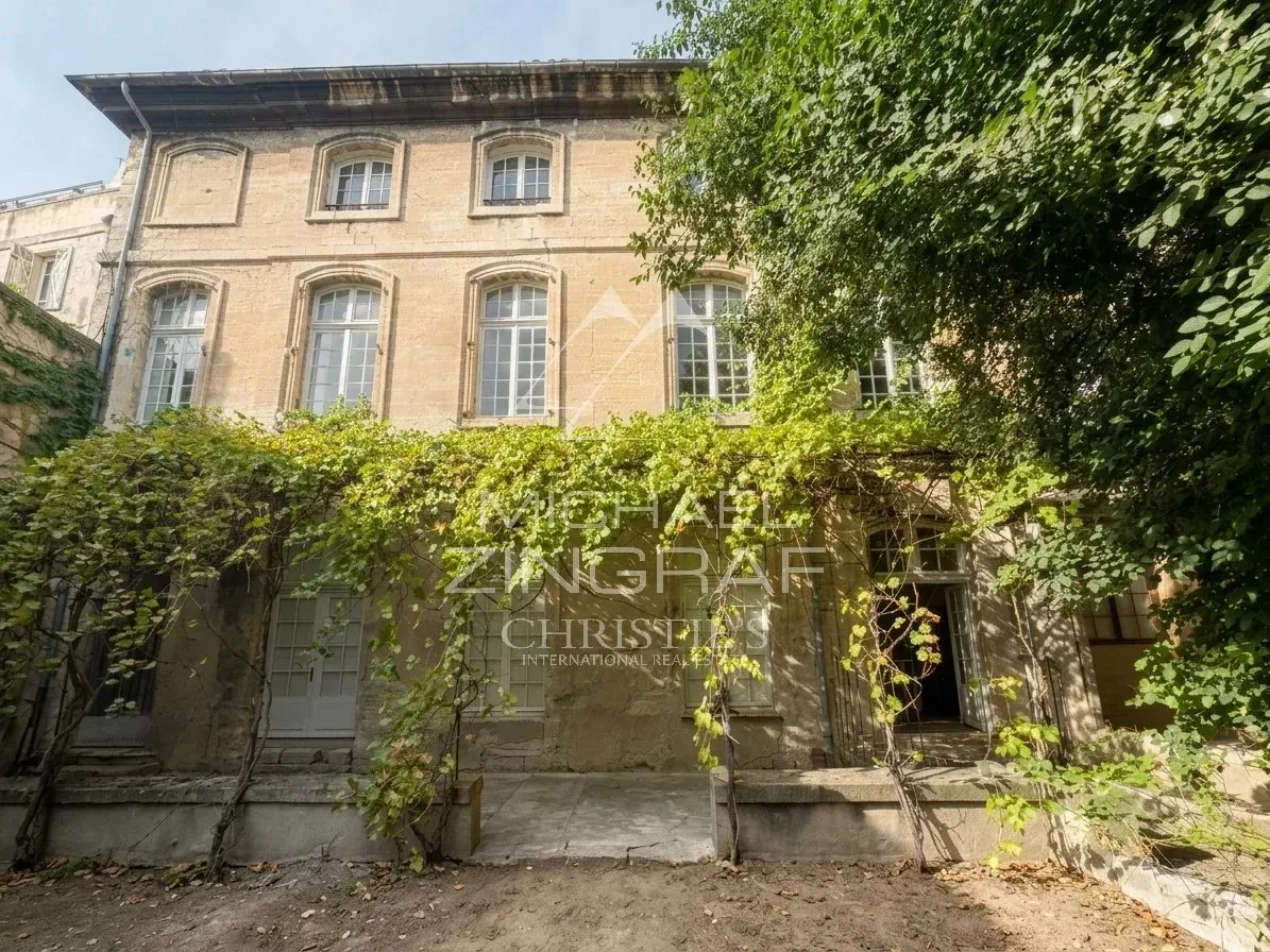 Avignon innerhalb der Stadtmauern — Immobilienkomplex mit Garten und Garage zum Renovieren