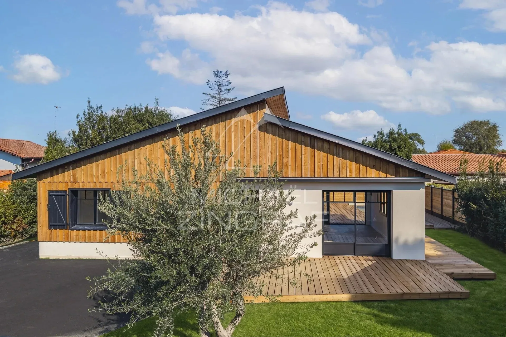 LA HUME – ELEGANTE, RENOVIERTE VILLA MIT POOL UND SEPARATEM GÄSTEHAUS