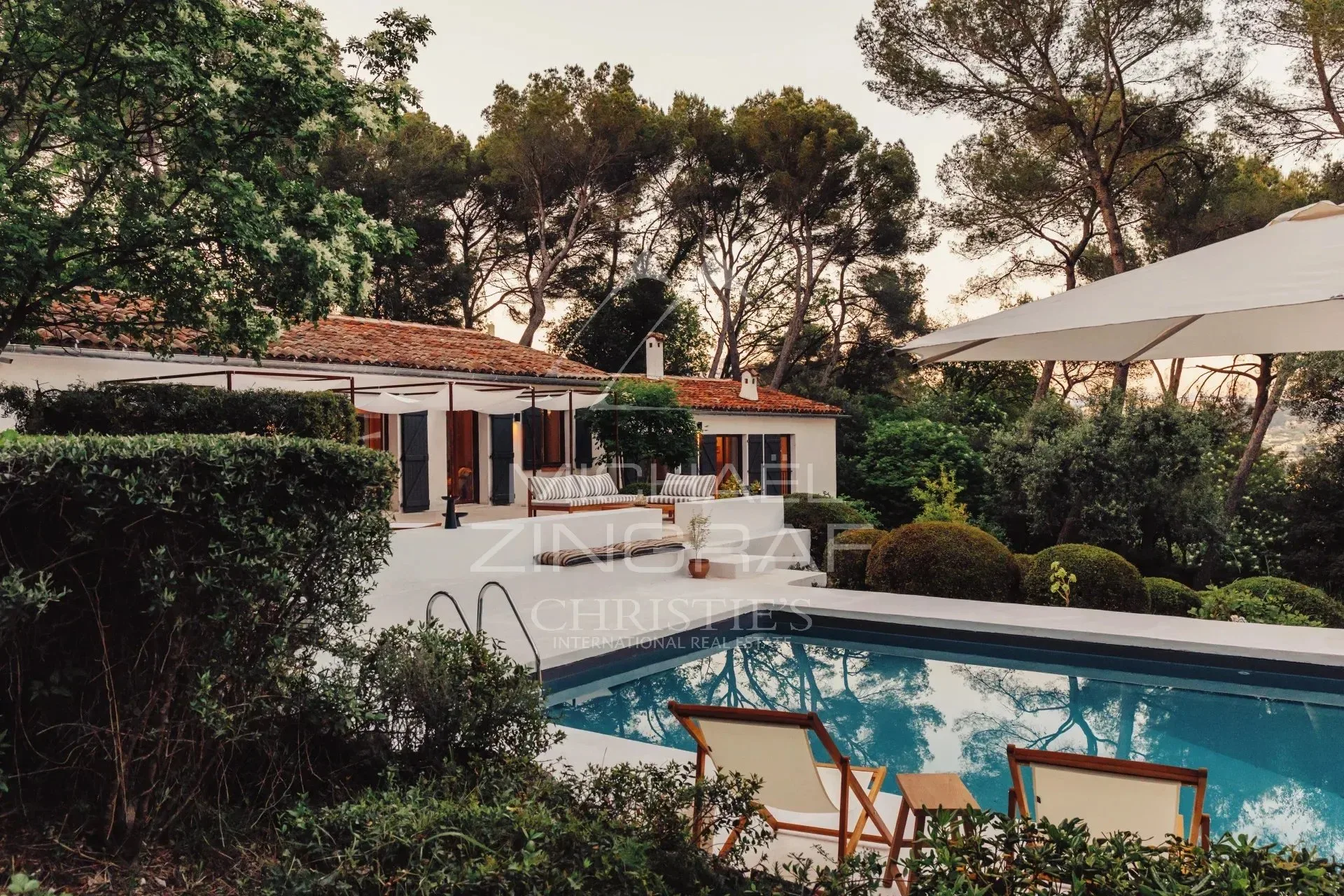 Proche Saint-Paul-de-Vence : Propriété rénovée au sein d'un parc paysager de 7200m2 - 16