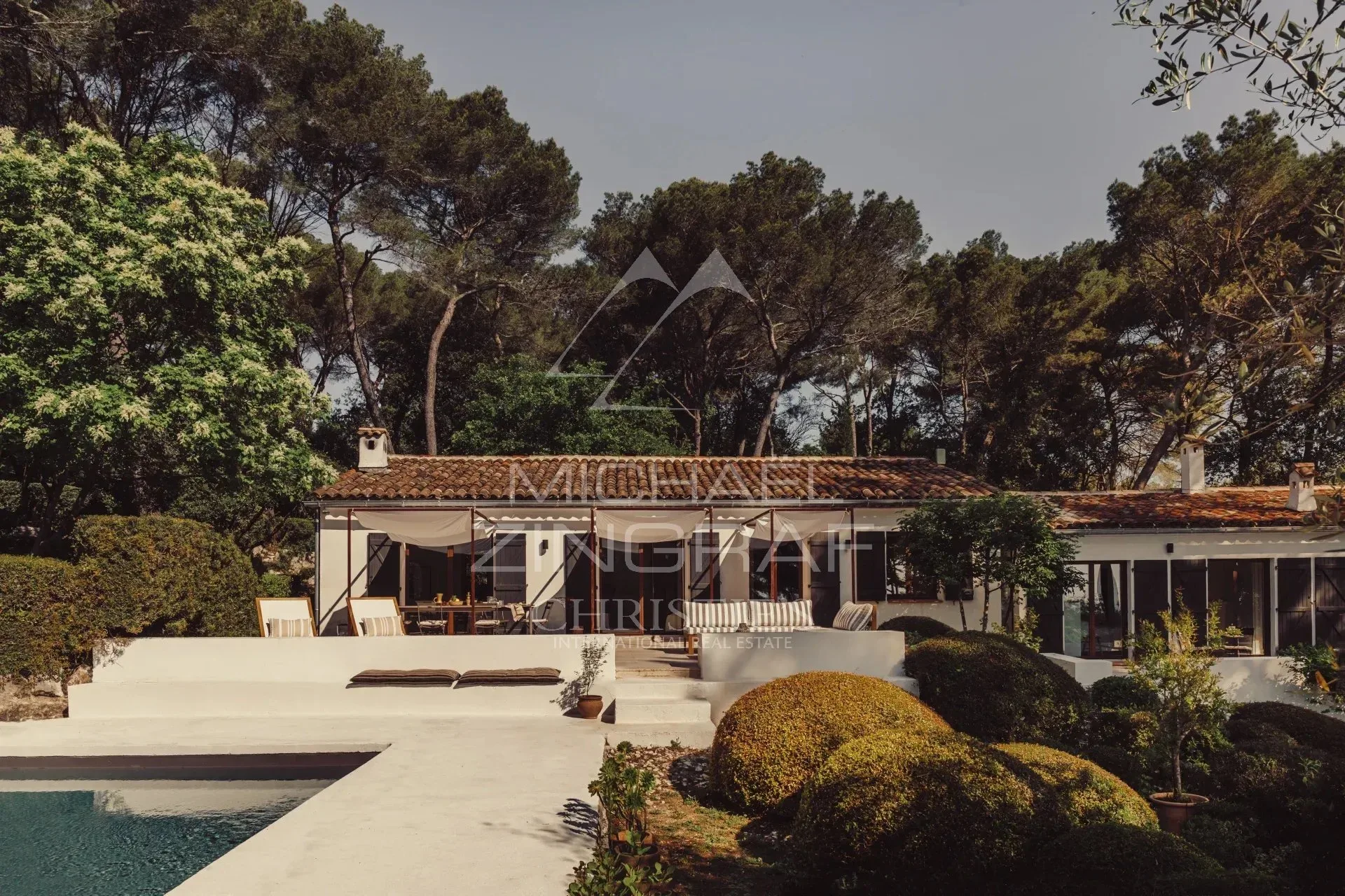 Proche Saint-Paul-de-Vence : Propriété rénovée au sein d'un parc paysager de 7200m2 - 17