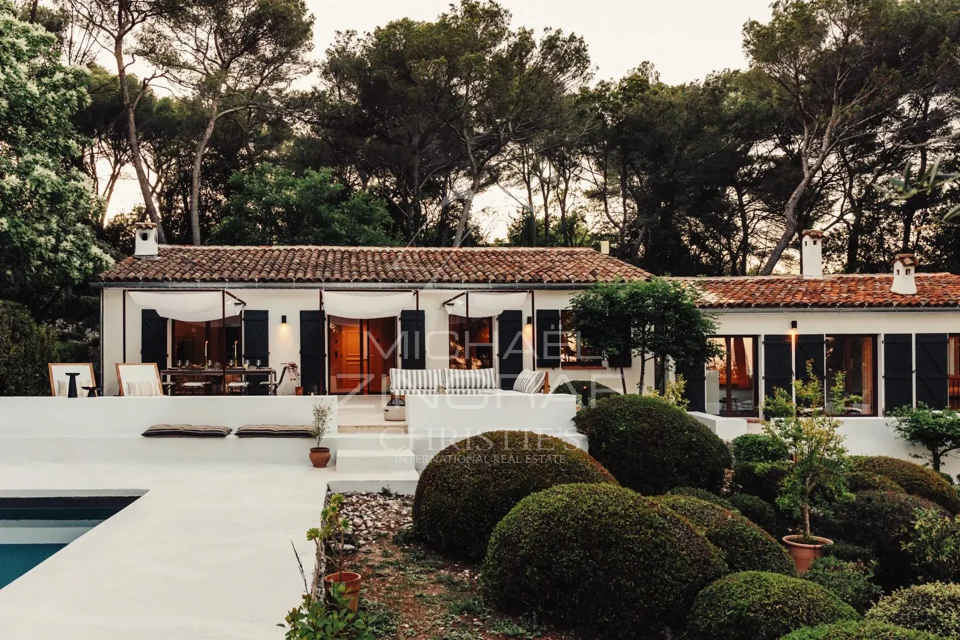 Proche Saint-Paul-de-Vence : Propriété rénovée au sein d'un parc paysager de 7200m2 - 18