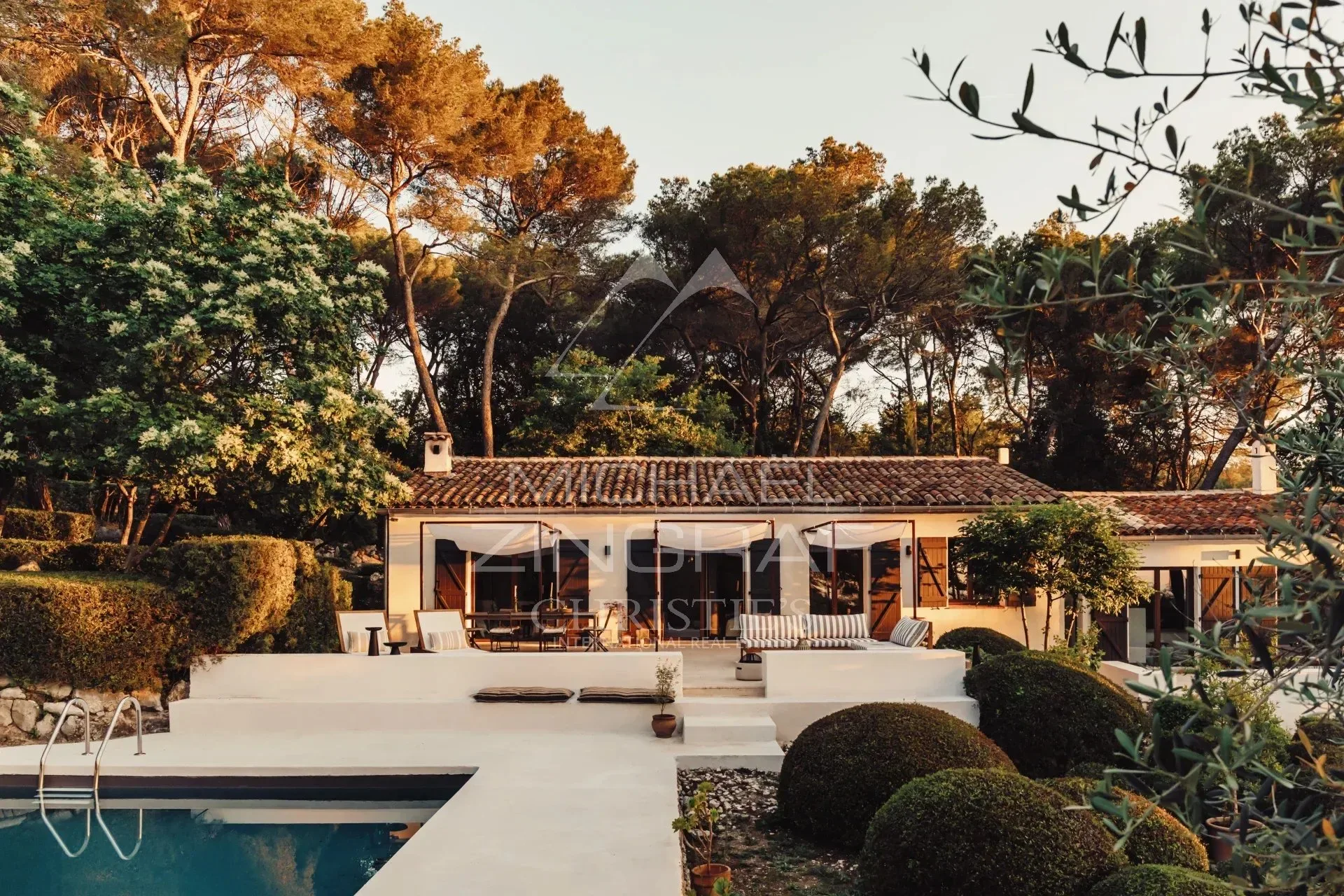Proche Saint-Paul-de-Vence : Propriété rénovée au sein d'un parc paysager de 7200m2 - 13