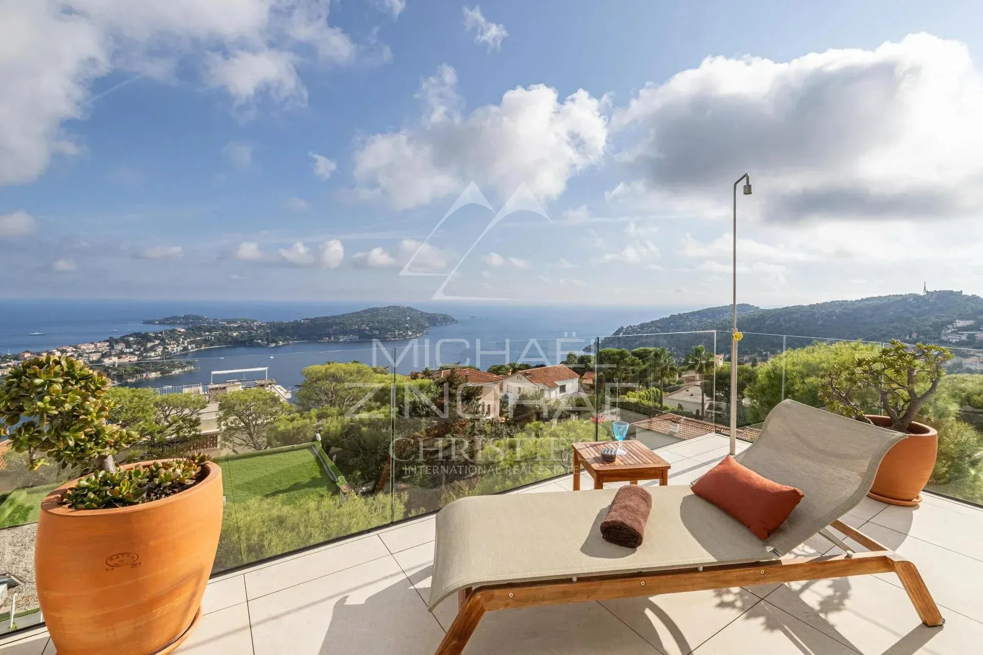 VILLA CONTEMPORAINE D’EXCEPTION AVEC ROOFTOP ET VUE PANORAMIQUE SUR LA RADE - 7