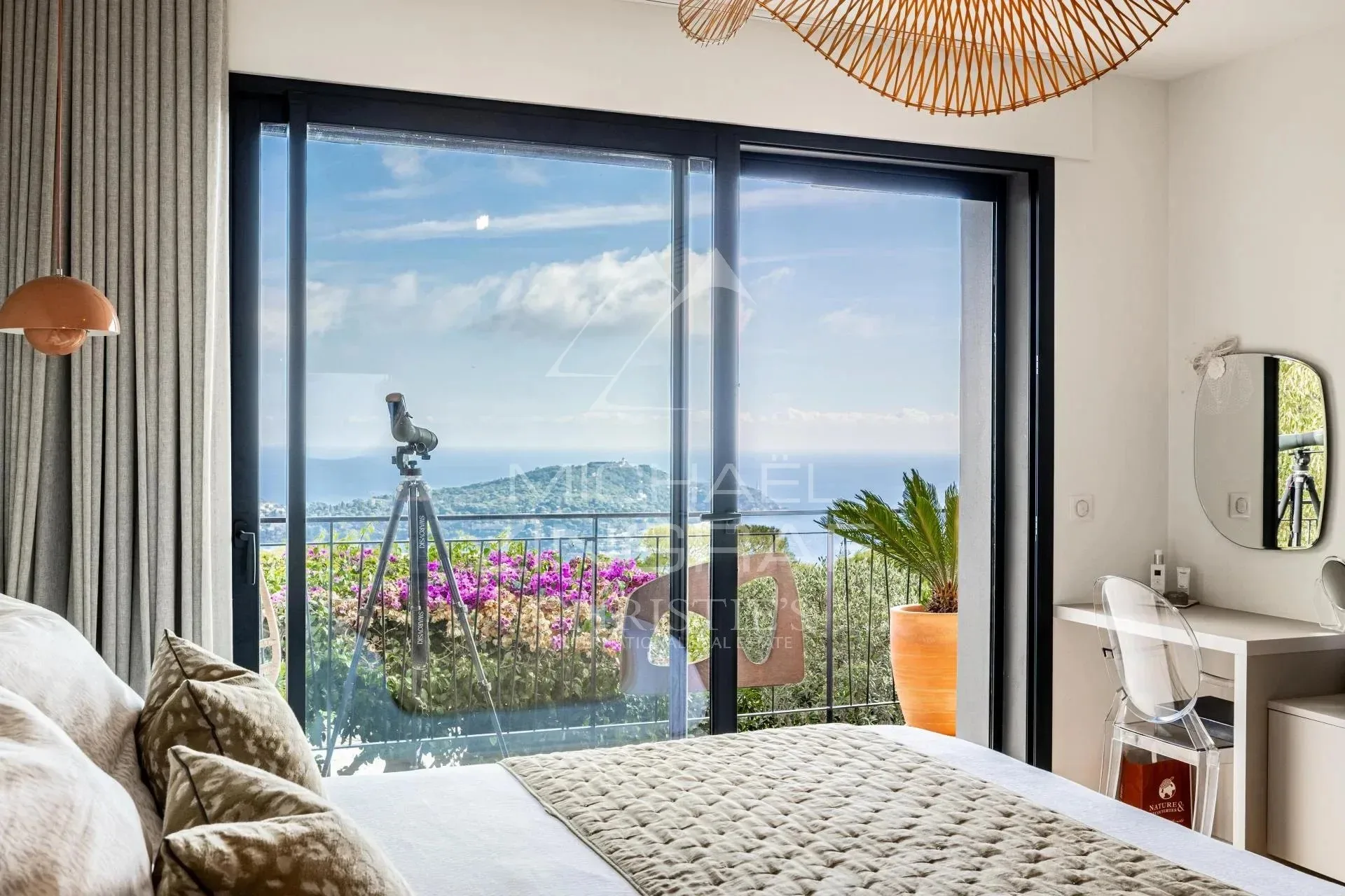 VILLA CONTEMPORAINE D’EXCEPTION AVEC ROOFTOP ET VUE PANORAMIQUE SUR LA RADE - 16