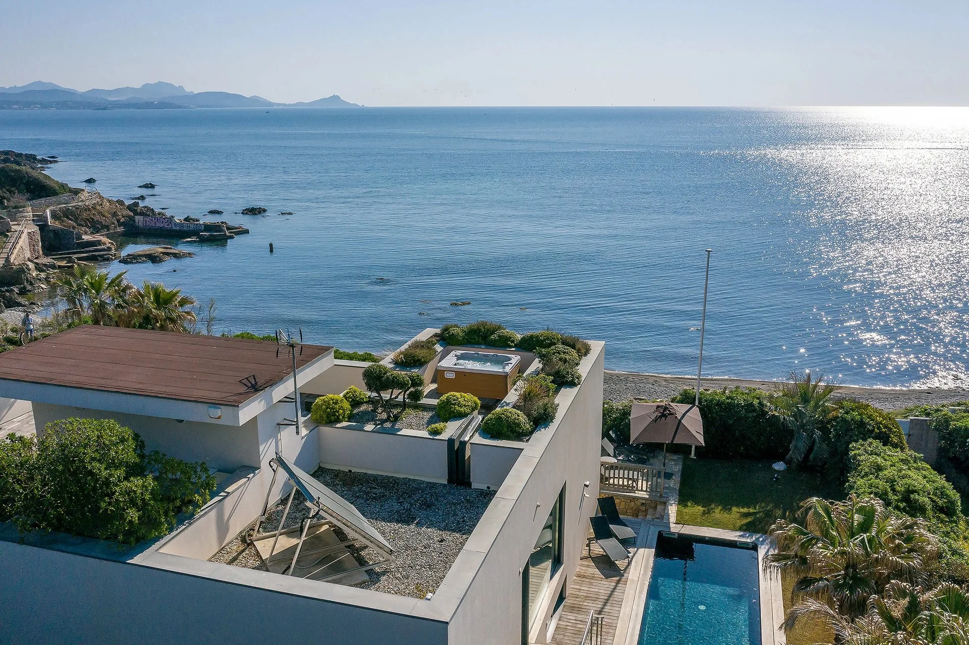 Saint-Aygulf – Villa contemporaine pieds dans l’eau, accès direct à la plage - 3