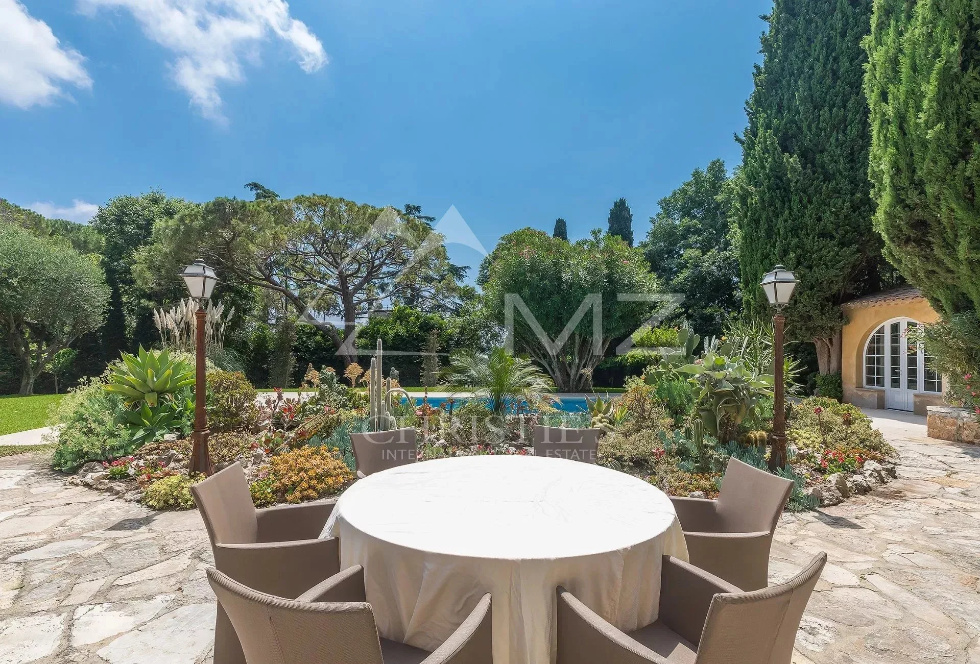 Demeure provençale nichée au cœur d'un domaine privé - Antibes - 2