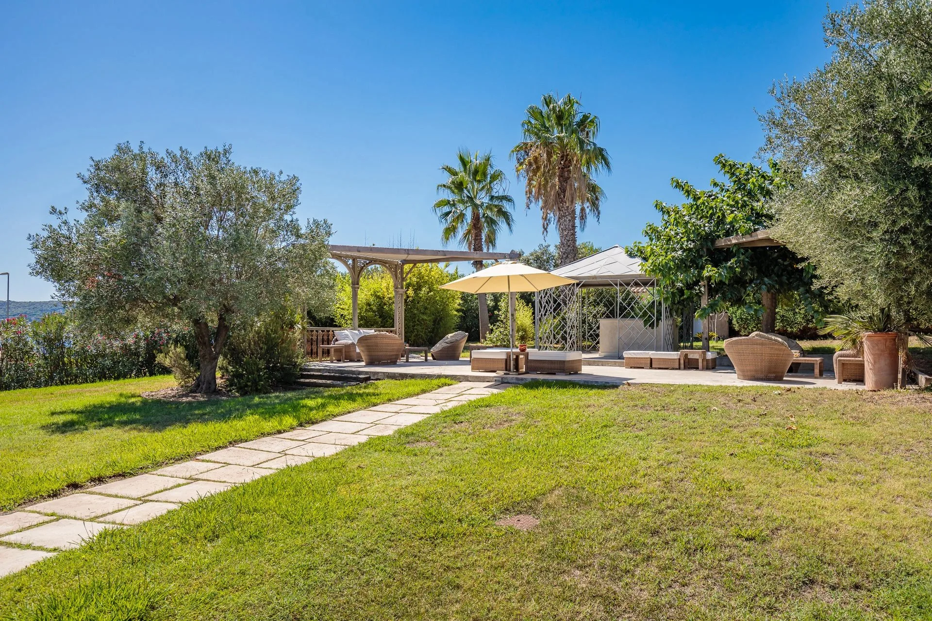 Propriété de prestige face à la mer, à pied de la plage - 8