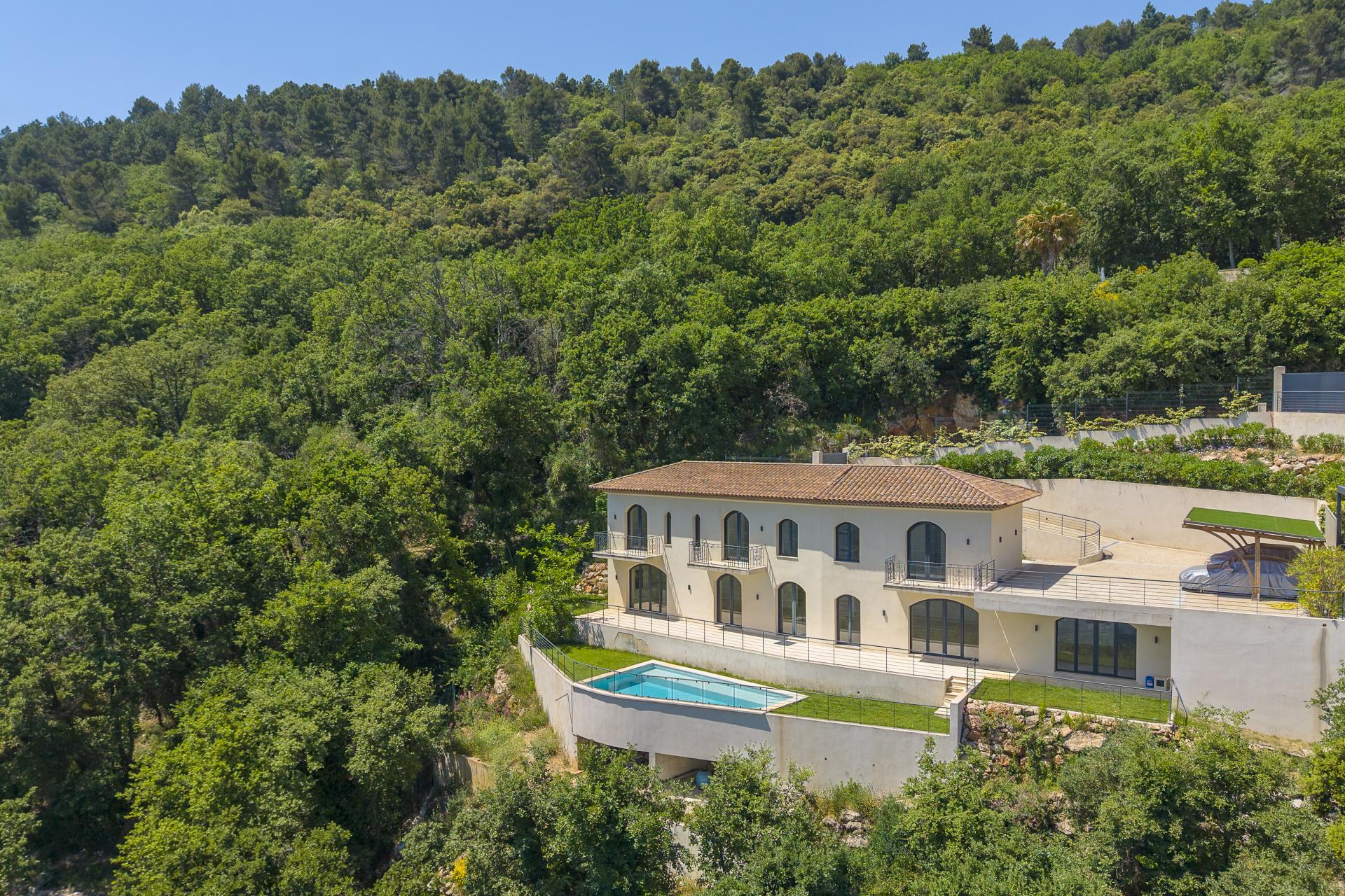 Villa épurée avec vue panoramique sur la Riviera