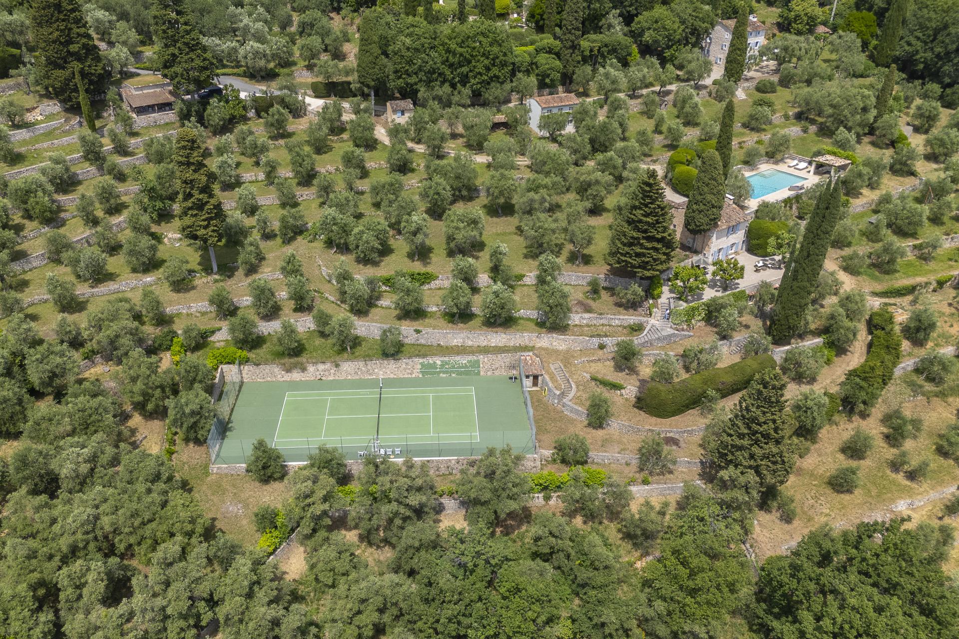 Domaine vue mer et lac, oliveraie , tennis avec villa  principale et pavillon d'hôtes.