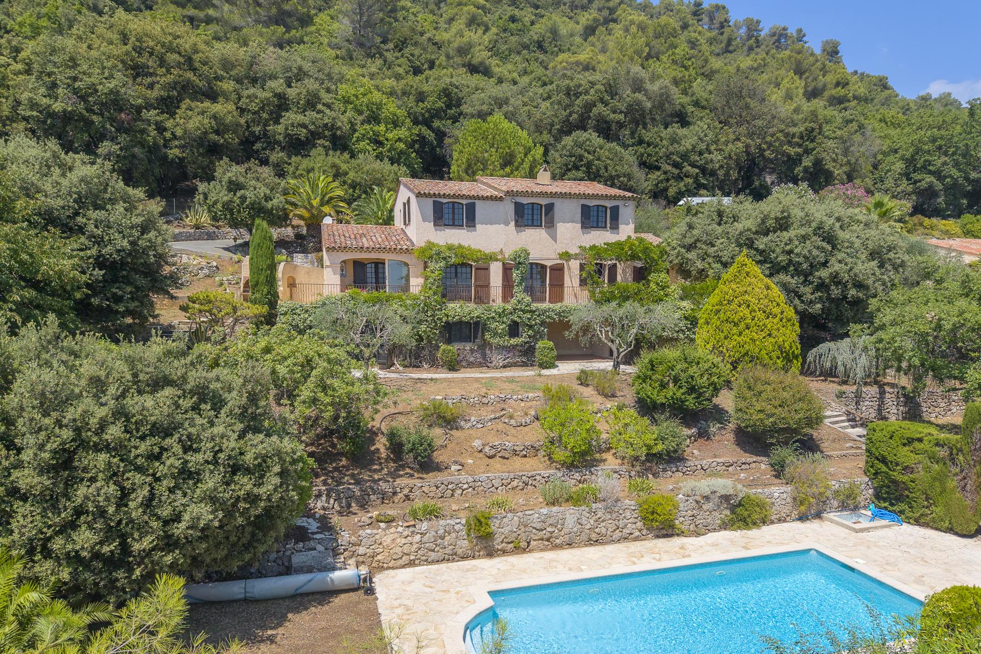 Emplacement Premium pour cette Propriété en position dominante avec vue mer