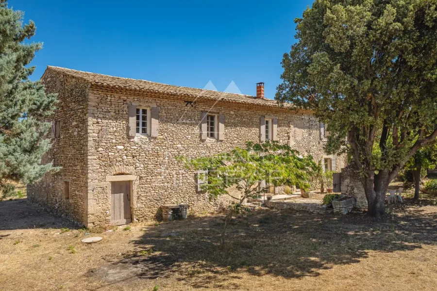 Rare : mas XVIIIe authentique à rénover avec panorama sur le Luberon