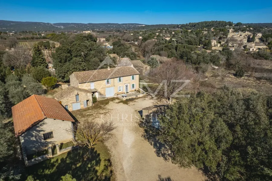 GORDES – Authentique mas XIXᵉ à rénover avec vue dominante