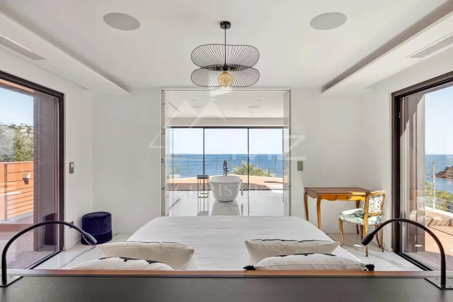 Proche Cannes - Le Trayas - Villa pieds dans l'eau - 8