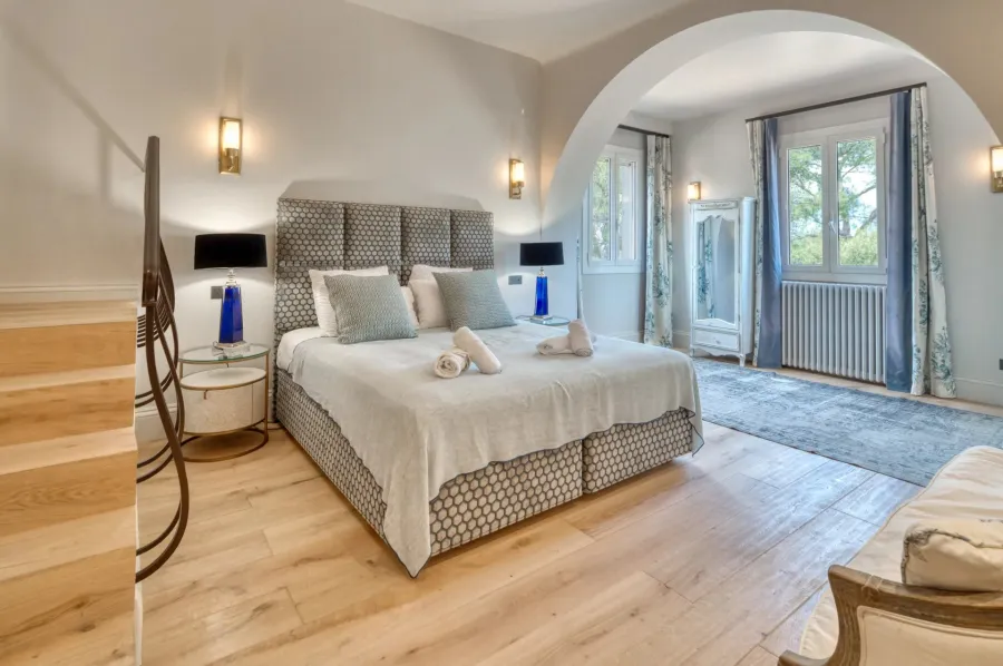 MOUGINS - Vieux Village - Superbe propriété - 8