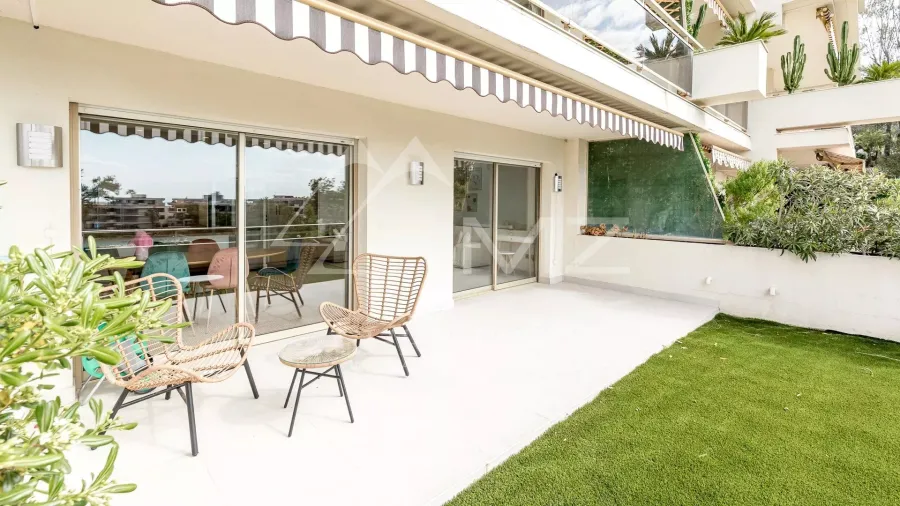 Appartement lumineux avec grande terrasse et vue mer – Cannes, Croix-des-Gardes