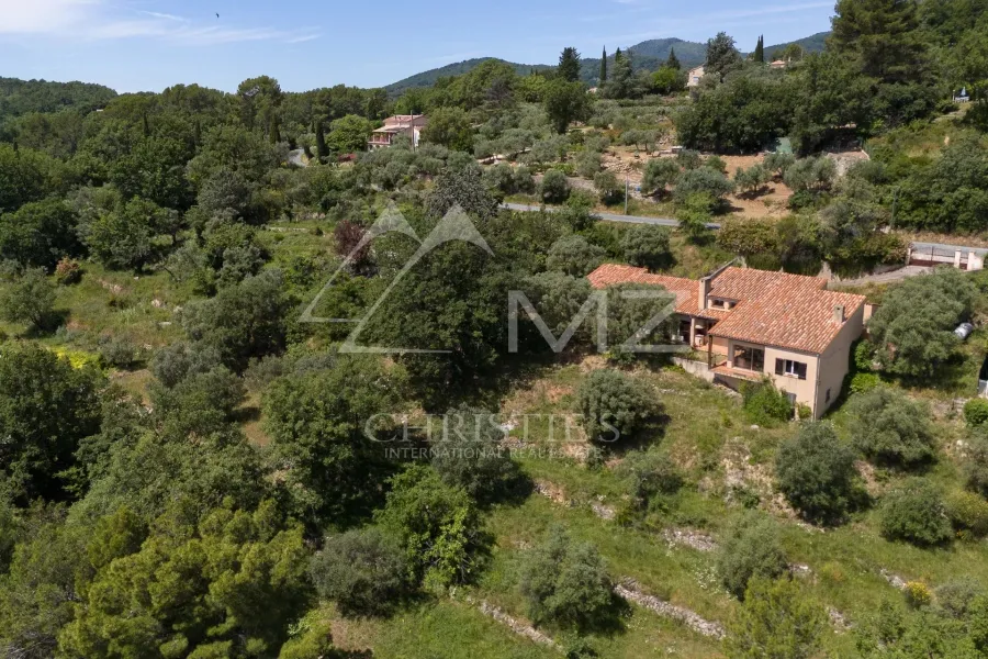 Rare villa à renover avec vue imprenable sur le village