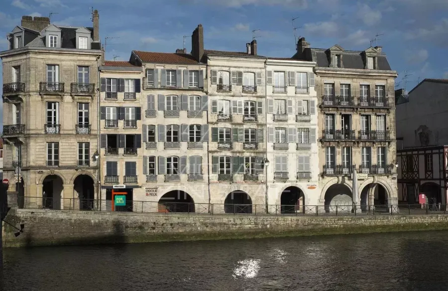 Bel immeuble de rapport avec murs commerciaux en plein centre de Bayonne et proche Nive