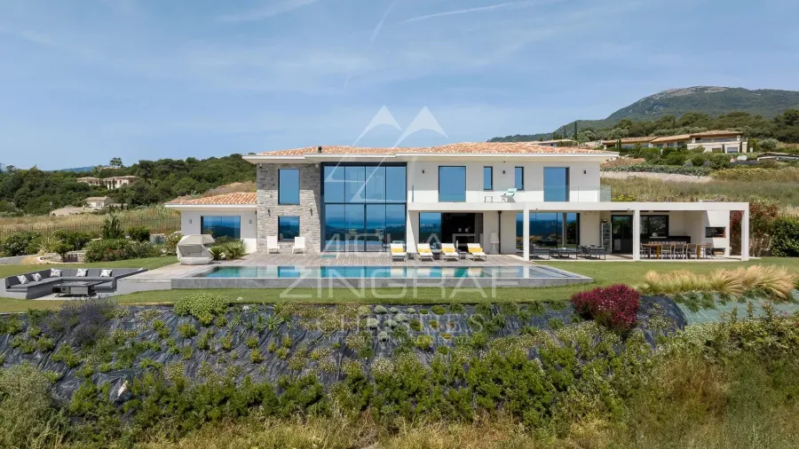 Villa contemporaine avec vue panoramique mer.