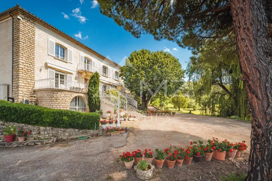 Belle demeure sur 2.5 ha avec vue panoramique et piscine