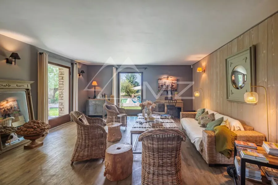 Gordes  - Belle maison en pierre sur un terrain constructible avec piscine - 4