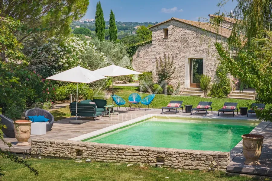 Gordes  - Belle maison en pierre sur un terrain constructible avec piscine - 3