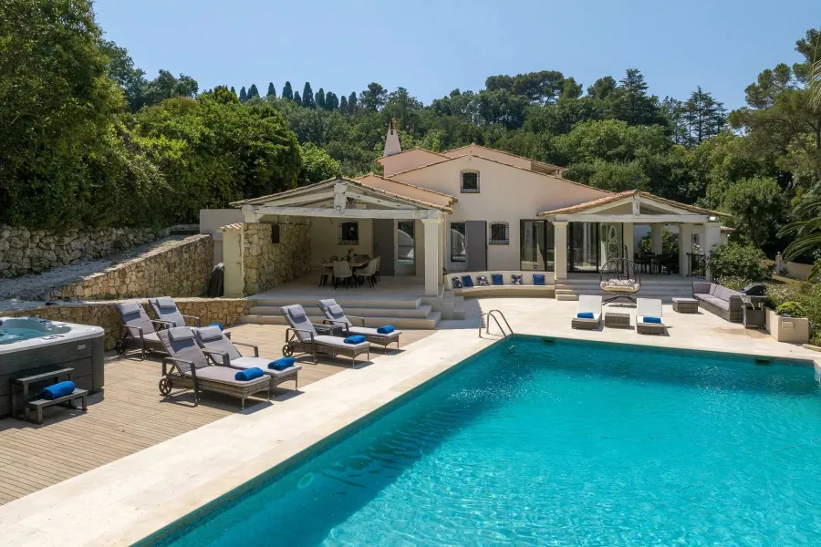 Mougins - Villa rénovée avec vue sur le vieux village de Mougins - 4 chambres - 4