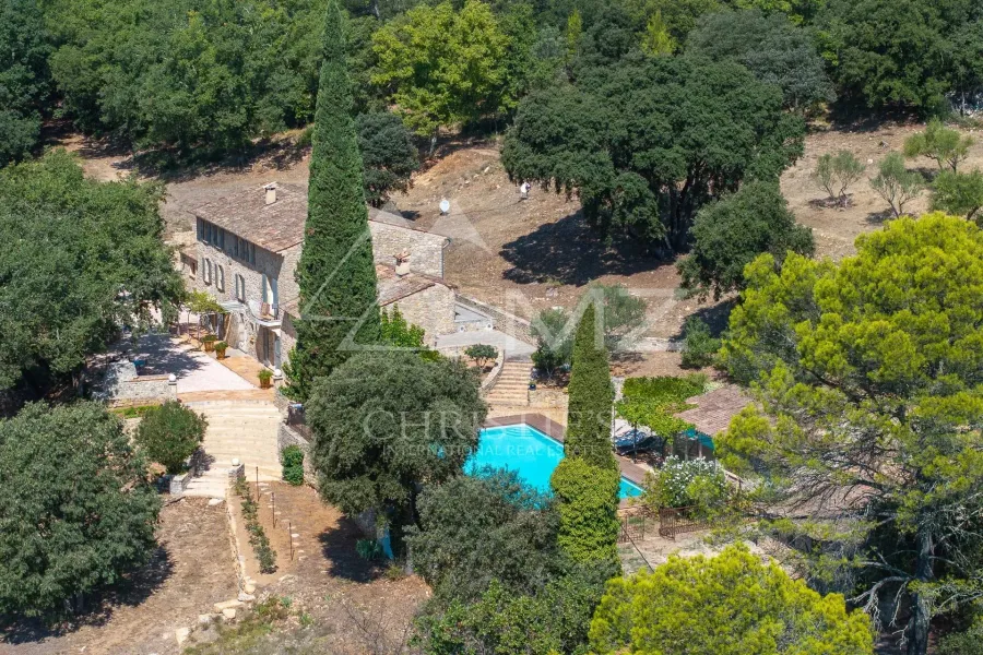 Élégante bastide en pierre au cœur de la Provence verte, entre Le Thoronet et Lorgues.