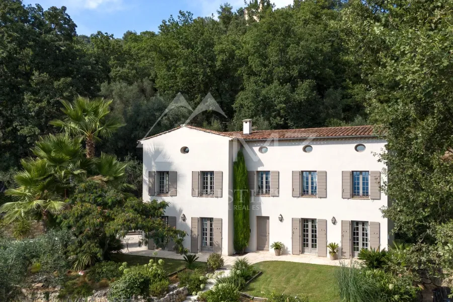 Villa de charme dans un écrin de verdure avec vue panoramique - 8