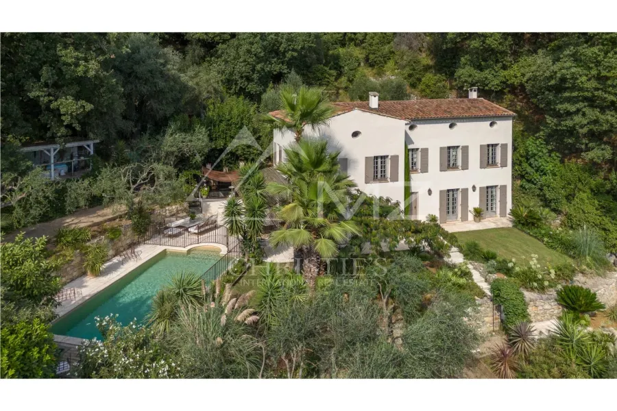 Villa de charme dans un écrin de verdure avec vue panoramique
