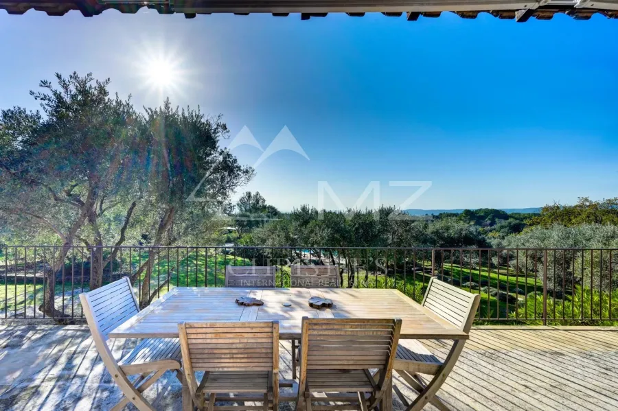 Gordes – Élégante maison en pierre avec piscine et vue panoramique