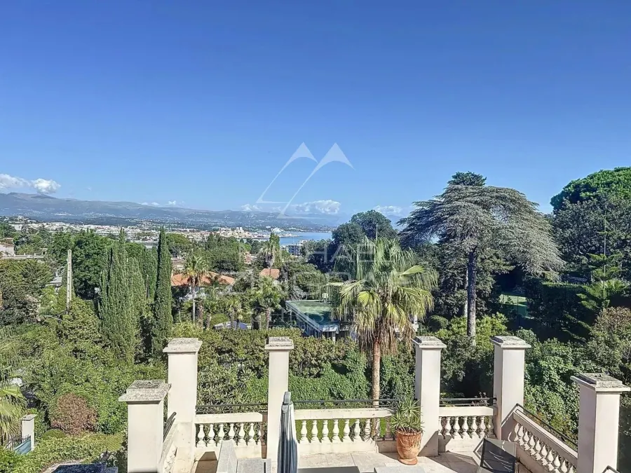 Cap d'Antibes versant Est - Appartement vue mer  au coeur d'une villa Belle Époque avec terrasse