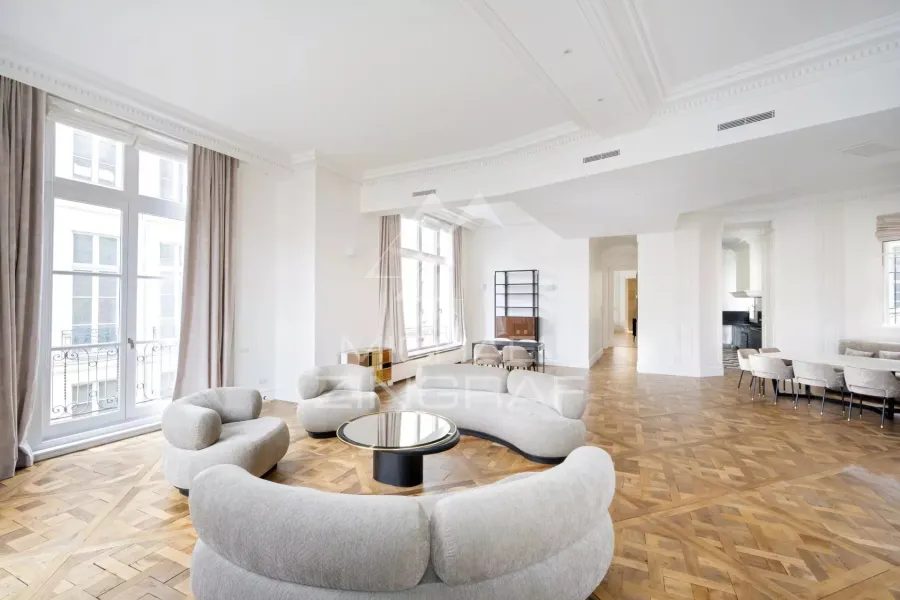LOCATION BAIL CODE CIVIL - DURÉE 6 MOIS - Appartement 2 suites - Vue Place des Victoires - 2
