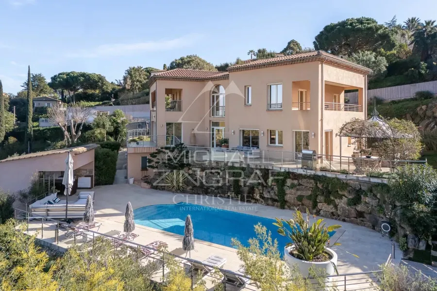 Super-Cannes - vue dégagée montagnes et verdure
