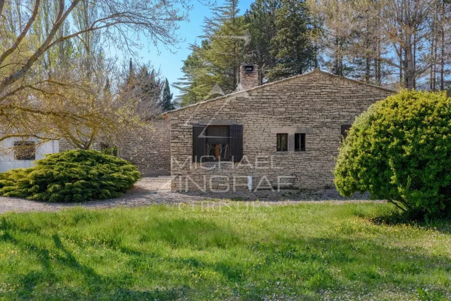 Gordes - Opportunité unique : maison à rénover sur vaste terrain constructible de 3 200 m² - 3