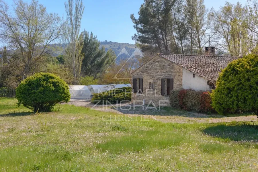 Gordes - Opportunité unique : maison à rénover sur vaste terrain constructible de 3 200 m²