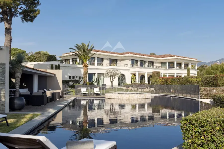 Außergewöhnliche Villa mit Blick auf Saint-Jean Cap Ferrat und Serviceleistungen - 1