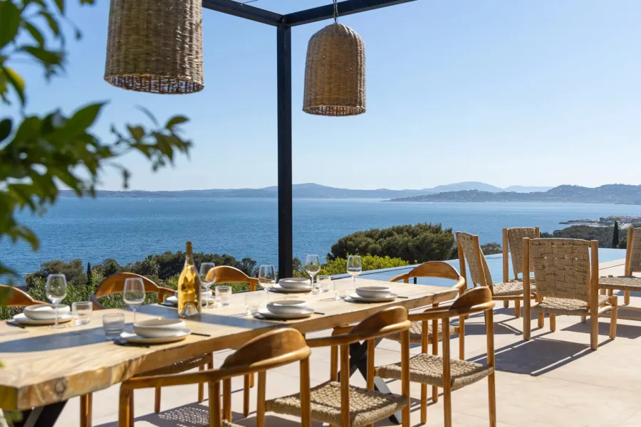 Propriété d’Exception à Découvrir : Vue Mer, Plage & Prestations Haut de Gamme