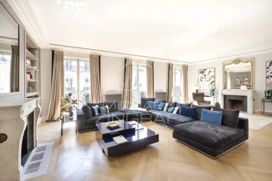 A vendre - Exclusivité - Appartement refait à neuf - 3 Suites - Triangle d'Or