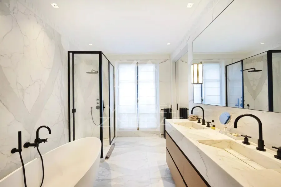 A vendre - Exclusivité - Appartement refait à neuf - 3 Suites - Triangle d'Or - 9