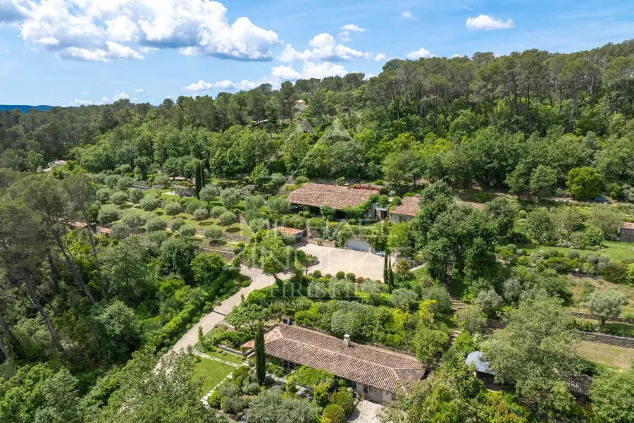 Propriété d’Exception en Provence avec Vue Panoramique sur les Villages Perchés