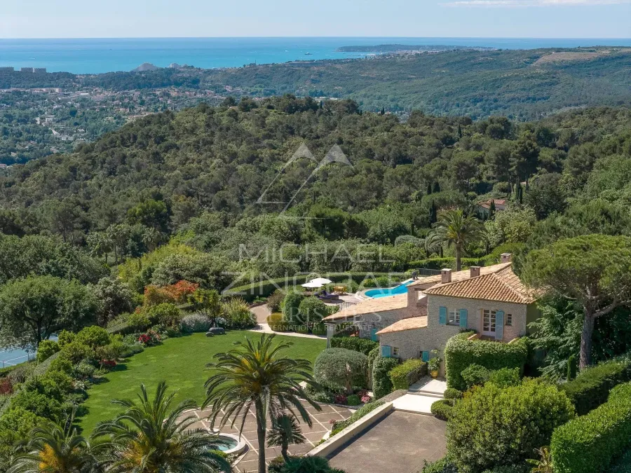 Co-Exclusivité: Propriété d'exception sur 1HA de terrain - 2