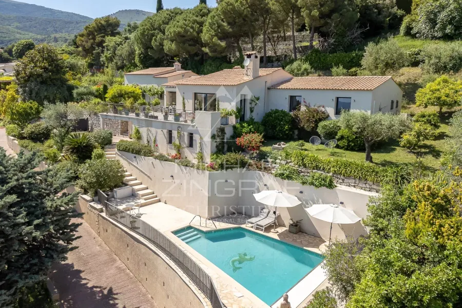 Tourrettes-sur-Loup : Charmante propriété avec vue mer panoramique